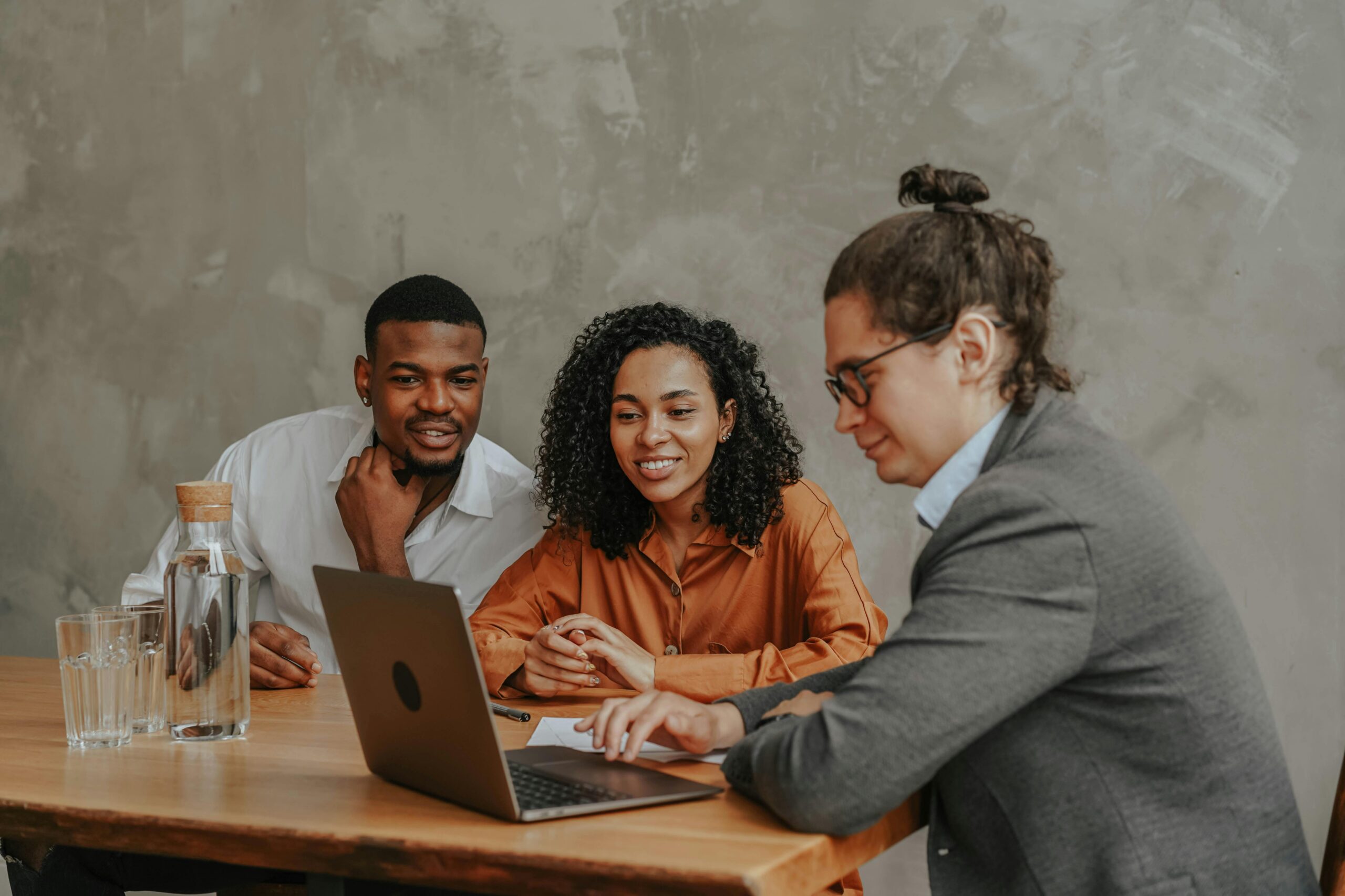 Three professionals analyzing data together, sharing direct sales tips to improve conversations and close more deals.